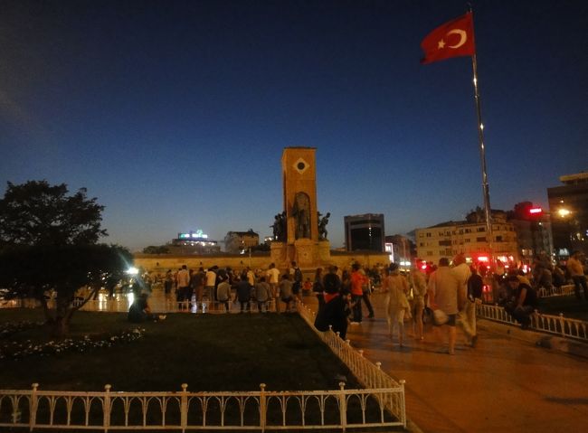 カバタシュからケーブルカーに乗り継いで新市街の中心、タクシム広場へ行く。<br />このタクシム広場からイスティクラル通りがメインストリートになっていて、ここからガラタ橋方面へ歩いた方がずーっと下り坂で逆から来るよりも楽なのだ。