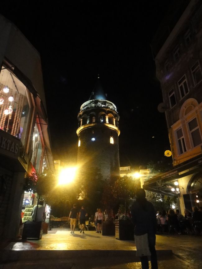 これがガラタ塔。登ってみたかったが19:30までの為間に合わず。<br />この時期はまだ夜でも冷え込まない為、オープンカフェや階段で談笑する若者、観光客ともに非常に多かった。
