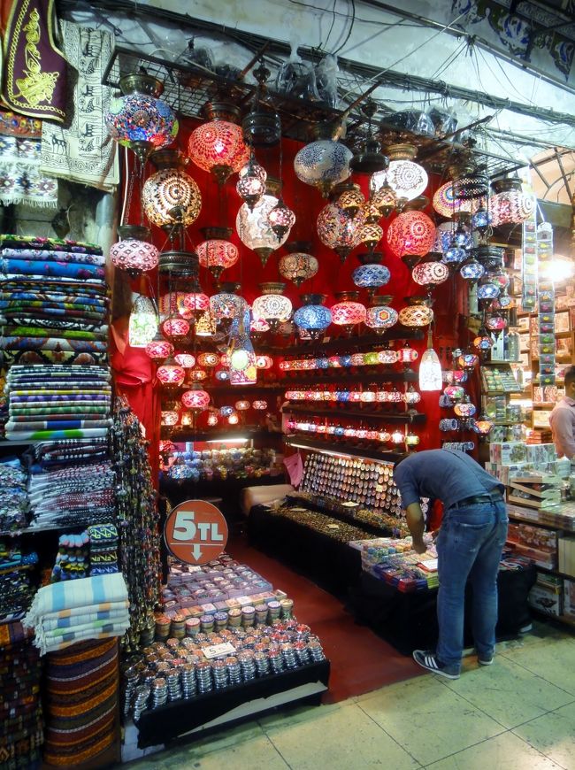 この店ではないが、あまりのディスプレイのかわいらしさに私も高さ３０センチ弱のランプを１つ買った。光る丸い部分が同じ色や柄でも、置くタイプや吊るすタイプ、装飾などが店によって多少違う。例によって、芸能人のだれそれがこれを買ったよ。発言を数店で聞いた。<br />昼間はやや閑散としていたから、夜の方が賑わっていると思う。