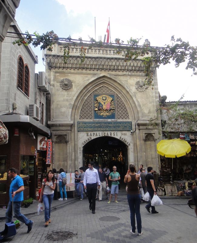 今日は朝からグランドバザールへでかける。12時チェックアウトの前に買い物をしてスーツケースに詰めてしまいたかったからだ。<br />昨日のエジプシャンバザールよりも色々なものがエリア別に分かれて売っている。入口も何カ所かある。