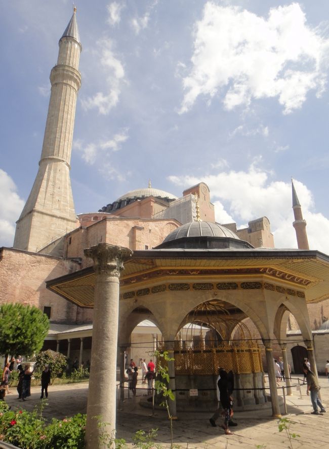 ホテルをチェックアウト後、アヤソフィアへ行く。<br />ここも入場券を買うのにならんでいたが、ミュージアムパス保持者なので隣の入口からすんなり入場。<br />アヤソフィアってもはや博物館なのか。