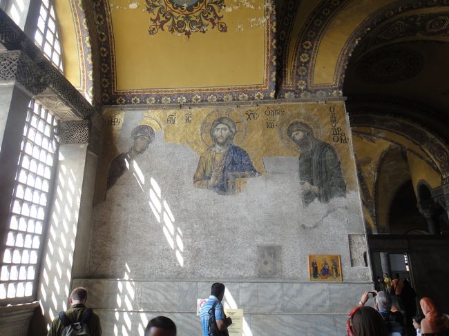 アヤソフィアの最高傑作といわれるモザイク画のキリスト像。