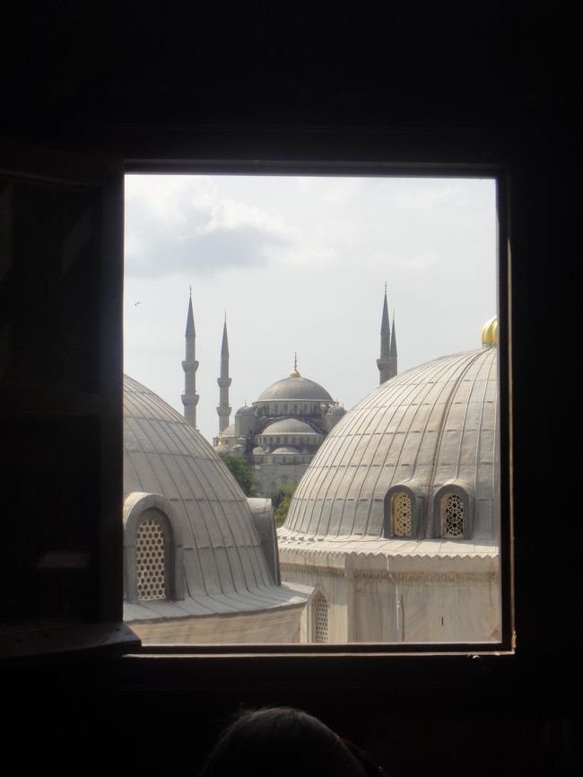 アヤソフィア内からブルーモスクを望む。