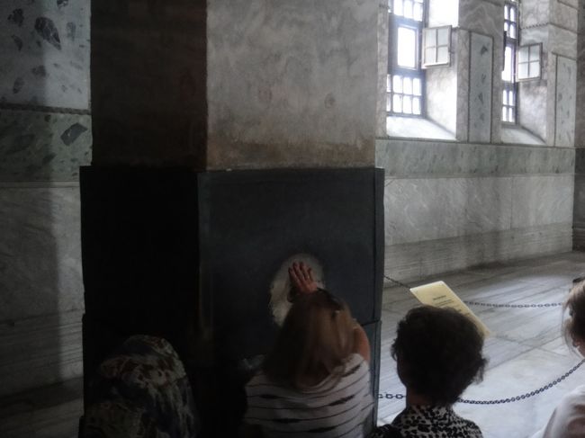 このあな穴に指を入れて１回転できれば願いが叶うと言われている湿った柱。なんか名前が嫌だな。