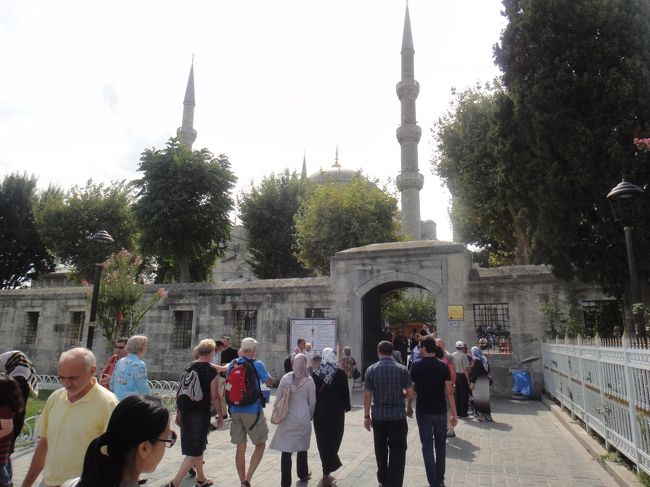 ブルーモスクの見学はもちろん礼拝時の見学はできない。<br />そして短パン等では入れないため、スカーフや腰巻きを貸してくれる。