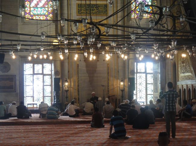 礼拝直後だった為か、まだ人が多い。