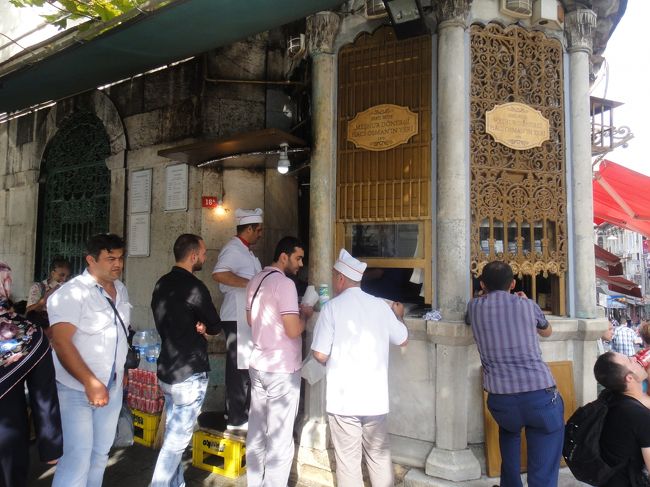 その後、やはりトルコに来たからにはハマムに行って見たい！と思っていた。<br />男女混浴のハマムがガイドブックにはあまり載っていなく、選べなかった。が、少々遠いがあったので行ってみる事にした。<br />向かう途中で、ものすごい混んでいるケバブ屋を発見した。地元の人、観光客と大賑わいであった。これは是非試してみなければと、ビーフのハーフサイズを１つ頼んだ。サバサンドなぞよりも、はるかに美味しかったのだった。<br />テーブルなんてものはなく、ビール瓶の入っていたカゴを逆さにして椅子にするような店だった。ハマムの帰路には閉まっていたので肉が終わったら閉店なのかもしれない。<br />