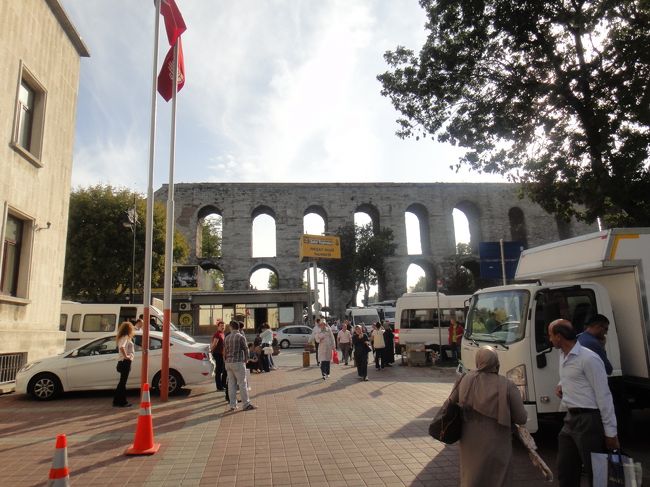 その後ハマムに行ったが、１時間後の予約なら大丈夫と言われたので、それまでプラつく事にし、迷いながらもヴァレンス水道橋に到着。<br />