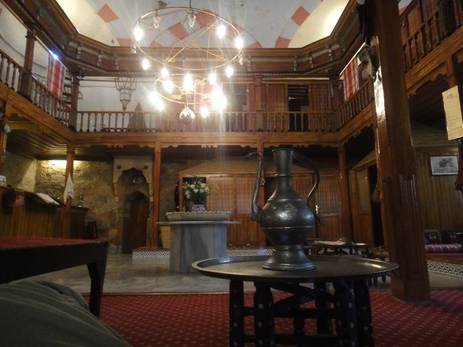 戻ってハマムの待合室。男女で出来る数少ないハマムとあって、カップルばっかりである。むしろ友人同士は避けた方が良い位だ。