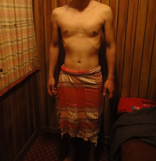 １組ずつ鍵の付いた部屋で着替える。気になる女性の方の格好だが、お分かりになるだろうか？同生地のビキニの水着のようなものを着用し、更にその上から巻いている。<br />その後は浴場に行き、大理石の上に寝っ転がってあったまり、呼ばれたら荒々しいシャンプーと１０分程のマッサージをしてもらい、最後に飲物を飲んで終了。