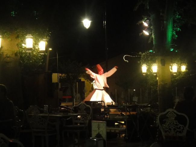 夕食後、ホテルへスーツケースのピックアップに戻ろうとしたら、高級ハマムのカフェテラスのこじんまりした舞台で旋回舞踊のセマーがやっていた。<br />本格的に見せてくれる場所もあるようだが、こう言っちゃなんだが回ってるだけ。お金を払ってどれだけ素晴らしい旋回を見せてくれるのかは分からないが、我々にはこのたった一人の数分の旋回で満足であった。<br />