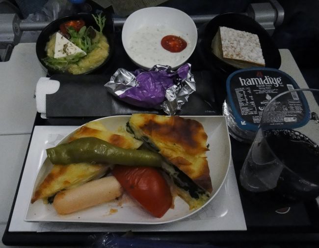帰りの機内食も２食ともまずまず。が、例のヨーグルトサラダが機内食でも登場した。トルコ航空は良く格安ツアーの乗継ぎで利用されている事も多いが、悪くない！むしろ良い方ではないかと思う。ただ、アタトゥルクは大きい空港ではないのでそこまで時間は潰せないであろう。と思う。
