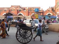 洗濯して夕方まで昼寝。
レストランを探してニュー・マーケット辺りに行きます。

