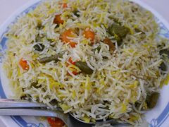 ニュー・マーケットの裏はモスリムのレストラン街です。
肉料理屋ばかりが並んでいます。
お勧めレストランを人に聞いて歩きます。