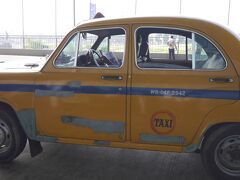 チャンドラ・ボース空港にタクシーで行きます。
駐車代がいるからに始まり、最後は釣りは全部もらっとくと、
450ルピーも払ってしまいました。350ルピーで乗ったのにね。
高いんだろうとは思いますが、
これから帰国する外国人に最後の攻勢をかけてくる、
うるさいインド人の相手をする気力がなかったです。
インドで使う電池を全部使い切ったと言う気分でした。



