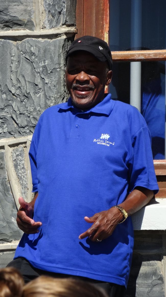 「元収監者」が案内してくれます。