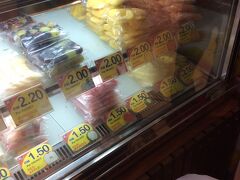 カットフルーツが１００円せずに買えるのが嬉しい。
マンゴーは季節じゃないのか、美味しくなかった。
（KLセントラル駅ショッピングセンター）