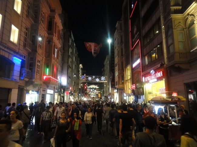 一体この人達はどこから出て来たんだ？と思う位に人の多さはすごいものの、特別見たいと思うようなお店は少なかったように思う。カフェやレストランが多いのかな。<br />