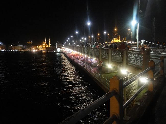 ガラタ橋まで下ってきた。ガラタ橋の下はレストランになっていた。昼間はこの橋の上から魚を釣っている人が多かった。まさかサバサンドのサバか？！