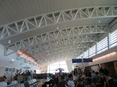 サンファンのルイス・ムニョス・マリン国際空港です。
これから搭乗するジェットブルーは幾つかあるターミナルの中で最も綺麗なターミナルビルを使用していました。