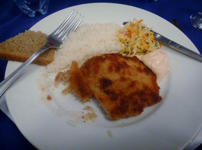 サンクト着後すぐに昼食。ロシアのオリヴィエと言うマヨネーズ和えのサラダとキエフ風カツレツだった。カツレツは残念ながら冷めていたが、熱々であれば美味しかったであろうと思う<br /><br />私は普段からわりと小食な方で１日２食しか食べない。団体ツアーなので仕方ないのだが、この食事にかける時間がもったいなく、この時間があるなら観光や街歩きを楽しみたい派だ。