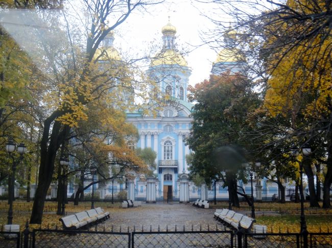 ここで撮影下車。<br />次の観光へ行くのにバスに乗り込むと、さっきとは別のおじさんがトイレに行きたいと言い出す。もう我慢ならんらしく、急遽予定になかった観光客用お土産店に寄る事になる。全員がなぜさっきの昼食のレストランで行かなかったんだよ！！と思ったであろう。が、まだ突っこめる程打ち解けていなかった。このおじさんを、後々忘れん坊のＷさんと呼ぶ事になる。<br /><br />この会社のツアーは総じて年配客が多い。晩秋で初冬と言う事もあり、添乗員もそれを考慮してこの旅行中トイレタイムを食事時間以外で2時間ごと位にかなりマメにとっていた。申し訳ないが、私なぞはまたかよ？！と思う程だ。それでもこのようなおじさんが現れる。奥さんでも同行していれば、食事時のビールを控えろだとか、今行っておきなさい。などと世話を焼いてくれるだろうが、やはりお１人様参加者であった。