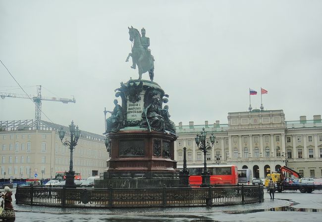 イサク広場中央にあるニコライ１世の馬上像。後ろはマリア宮殿。