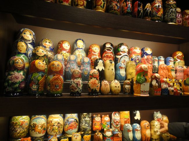 それにしてもいろんなマトリョーシカがいる。義妹はあるマトリョーシカの購入で迷っていた。それは中身の５つが全て違う犬種のマトリョーシカで、飼っている犬も含まれている物だった。<br />しかし高価であるという事と、まだこの土産店しか知らない事で購入を躊躇していたが、後から買えば良かったと後悔する方が嫌なものだ。と言って、高価なマトリョーシカを購入する事にした。その後、このマトリョーシカに出会う事はなかったので購入して正解だったであろう。