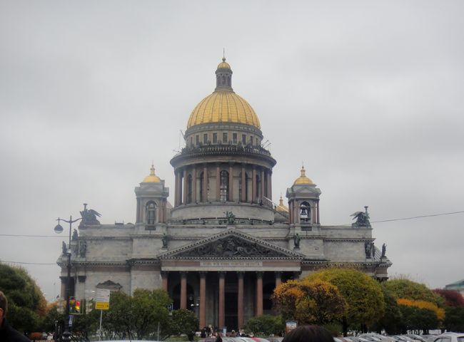 イサク聖堂。撮影下車。ドームの周りが展望台になっているらしい。ツアーは見学のみ。この正面がイサク広場となっている。<br />