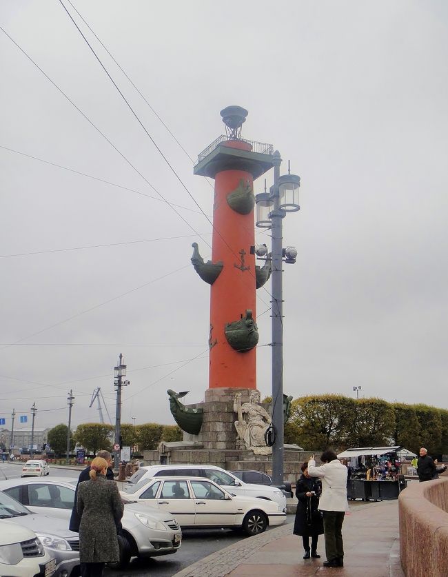 ロストラの燈台柱。<br />晴れていれば、この辺りからサンクトペテルブルクの街並が眺められて、結婚式等の記念撮影スポットになるようだ。実際に撮影していたのだが、気温は１０度。寒そうであった。<br />この後も何組か結婚式の記念撮影に出会ったので、勝手に景色の良い撮影場所は少ないのかな？と思ってしまう。