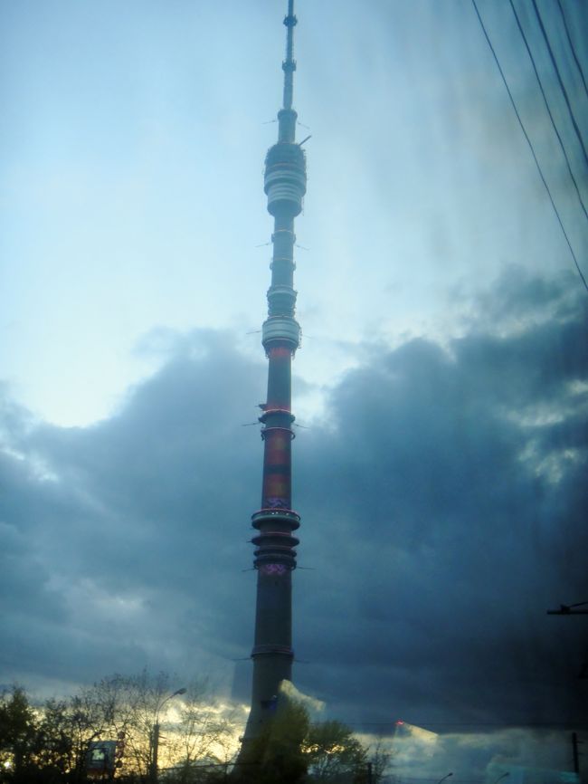 車内よりモスクワ塔。もっと暗くなったらライトアップされる。このモスクワ塔を３０分は見ていたであろうか、バスは動かない。