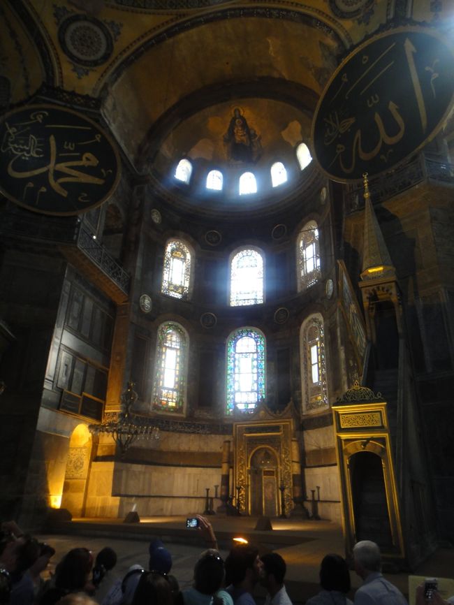 内部は非常に広い。なので通常のカメラでは全体を写せないため広さが伝わりづらい。