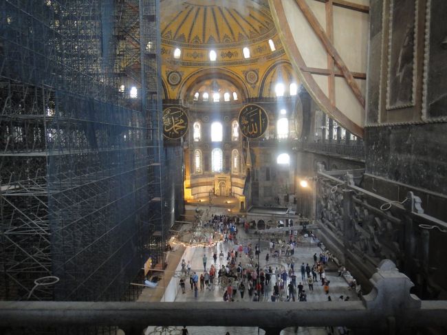 ２階から。一部修復中。１階に写っている人の小ささで内部の大きさを想像していただきたい。