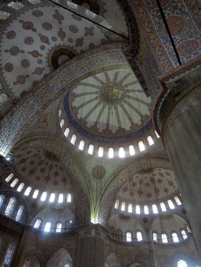 やはりイズニックタイルで埋め尽くされている。全部で３０個のドームがあるとか。ひろーい。