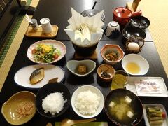 朝風呂に入ったあとは、朝ごはん。
もっちり美味しいおかゆと白米、どちらも食べるー。おかわりもするー。ダイエット？それってなに？おいしいの？
めし友すぎない薄味のおかずですが、海苔のようにみえる袋はじつは野沢菜のふりかけで、ご飯がすすむくん。