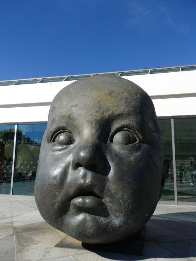 アトーチャ駅前にあるアントニオ・ロペス・ガルシアの 彫刻作品「日と夜」。