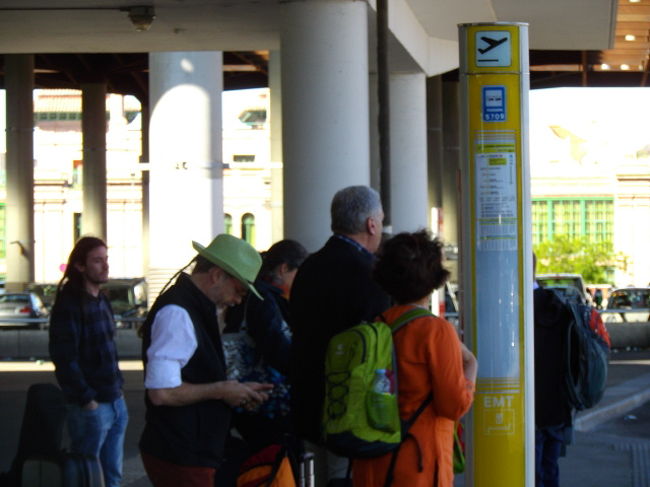 アトーチャ駅のバスターミナル。<br />エアーポート・エクスプレス・バス乗り場。<br /><br /><br />エアーポート・エクスプレス・バスの運行時間等は下記のサイトで確認できます。<br /><br />http://www.emtmadrid.es/lineaAeropuerto/horarios.html