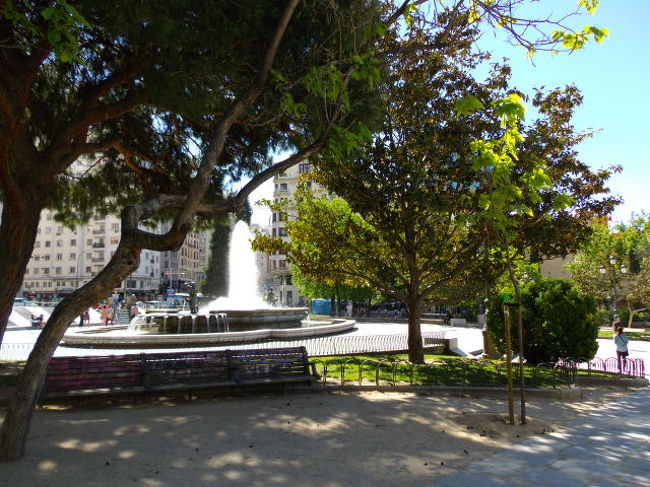 スペイン広場に到着しました。<br />緑の多い広場です。