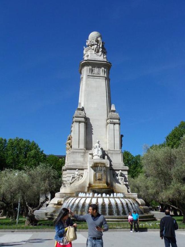 スペイン広場<br />モニュメントには、セルバンテスの彫像がありました。