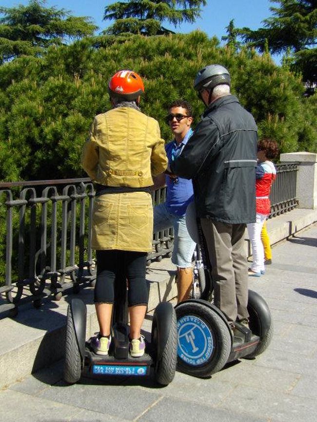 マドリード王宮のそばでは、セグウェイに乗って観光する人が...。<br />楽しそうです。