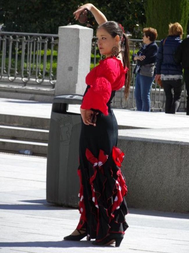 マドリード王宮前でフラメンコを踊る女性。