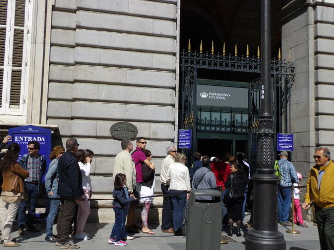 マドリード王宮の入場入口です。<br />長い列が出来ていました。