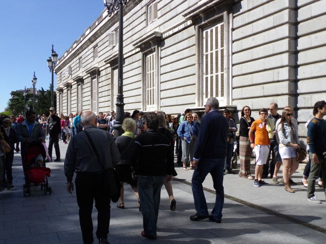 マドリード王宮へ入るための列は時間とともにドンドン長くなっていきました。<br />とても日差しが強かったので大変でした。