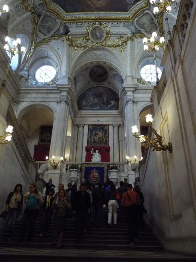 マドリード王宮入口付近です。<br />写真はここまで撮れました。というかみんな撮っていたので撮りましたが<br />あとは撮影禁止でした。