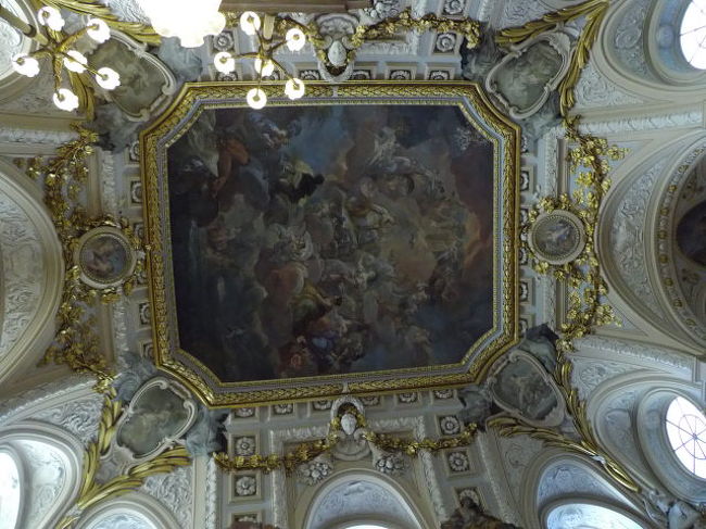 マドリード王宮入口付近の天井の装飾