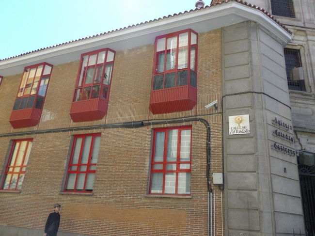 旧市街の建物の壁には、通りを表示したプレートがありました。