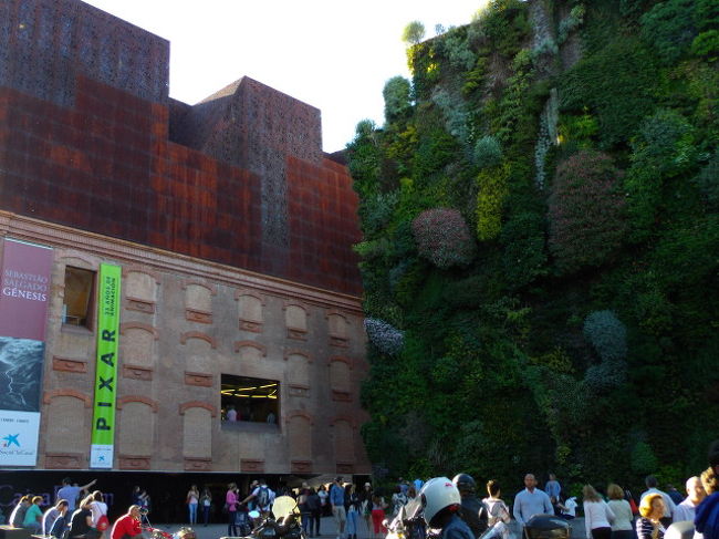 PIXARのアニメーションがもうすぐ始まります。<br />並ぼうかと行ってみましたが、あまりに多くて止めました。