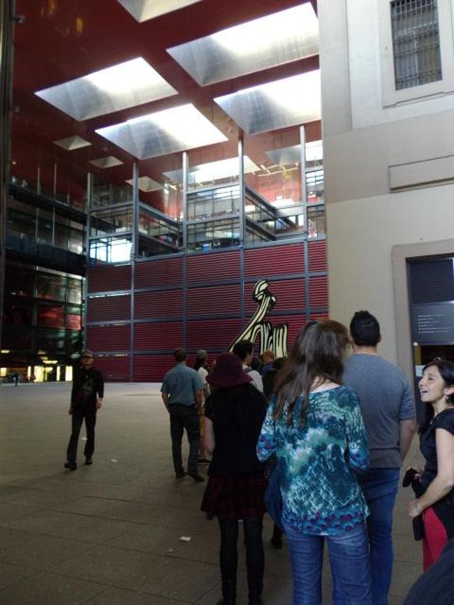 ちょうど無料の時間帯の様で、短い列ができていたので並びました。