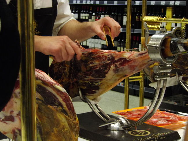 まだまだ、外が明るかったので地下鉄でソル駅まで行き、エル・コレス・イングレスの地下のスーパー内に行ってみました。<br />そしてイベリコ豚の生ハムを買いました。ベジョータだったと思います。<br />試食してみて、香りがいまいちでしたが、今夜のビールのおつまみに...。