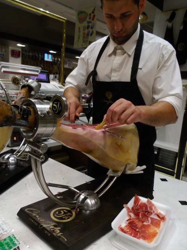 真空パックにもしてくれますが、すぐに食べるのでそのままパックで持ち帰りました。<br />乾燥しないように、うえから脂肪の部分で覆ってくれました。<br /><br />一応、イベリコ豚が放牧されている写真も置いてありました。